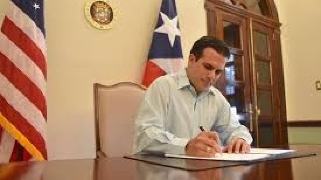  Gobernador firma ley que crea la Carta de Derechos de los ni&ntilde;os, ni&ntilde;as y j&oacute;venes deportistas 
