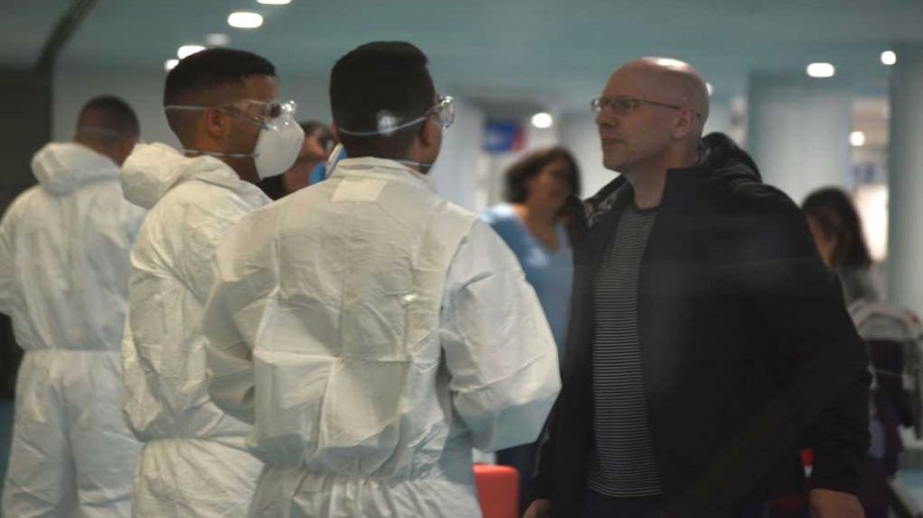  Guardia Nacional inicia evaluaciones en el aeropuerto para detectar pasajeros con s&iacute;ntomas sospechosos COVID-19 