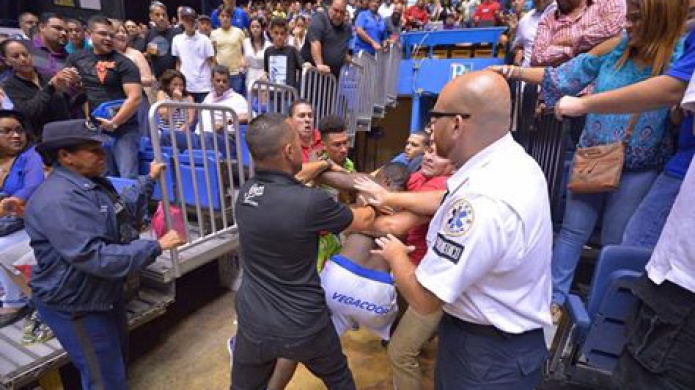 Video: Tremenda pelea entre dos baloncelistas de BayamÃ³n y Aguada