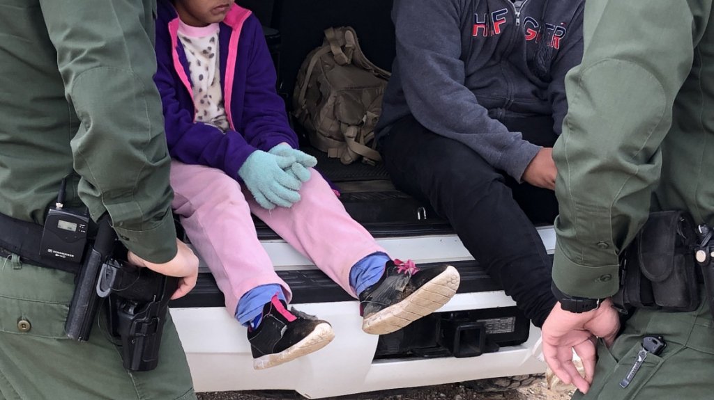  Rescatan a 5 ni&ntilde;as migrantes, entre ellas una beb&eacute;, abandonadas en Texas 