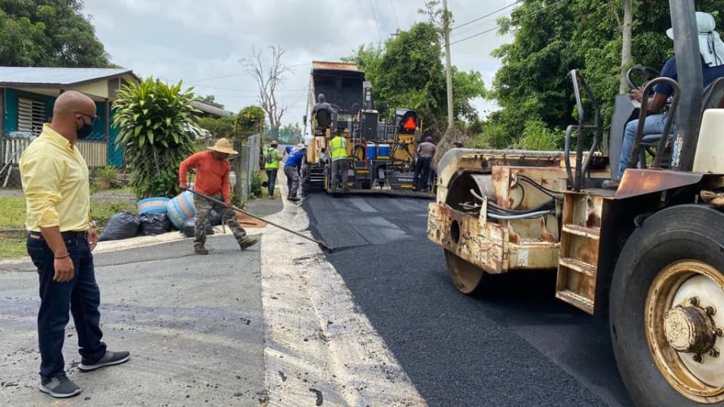  Asfaltan carreteras en comunidades rurales de Fajardo 