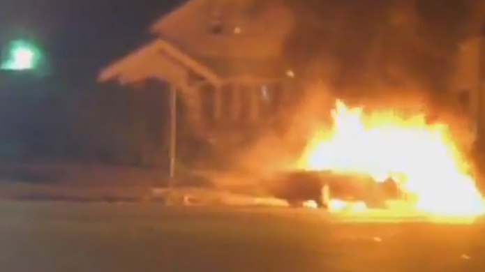 Video: Enfrentamientos con la PolicÃ­a y coches quemados en una noche de caos en Milwaukee