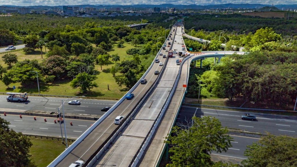  Cierran puente sobre Ca&ntilde;o Mart&iacute;n Pe&ntilde;a 