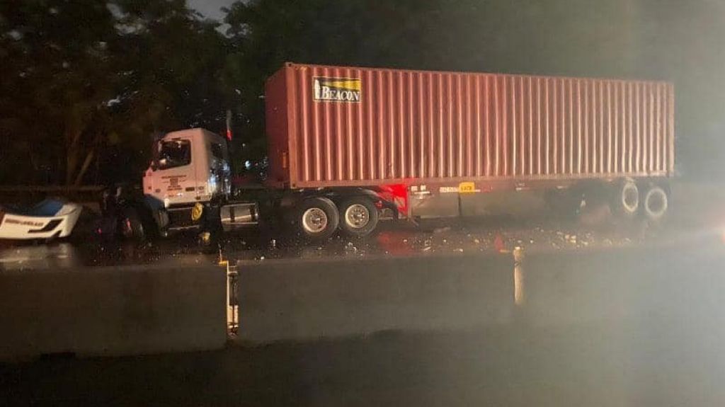  Fotos del accidente con cami&oacute;n esta madrugada en el expreso 52 