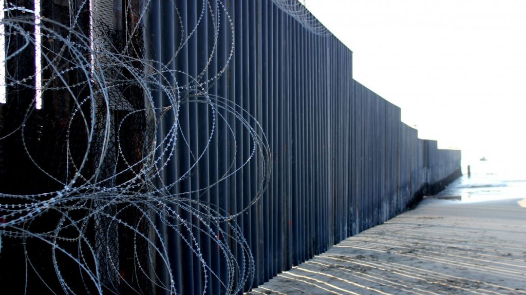  Inmigrante guatemalteca herida tras caer de reforzada valla fronteriza 