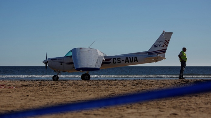Mueren dos baÃ±istas luego de que una avioneta aterrizara de emergencia en una playa de Portugal