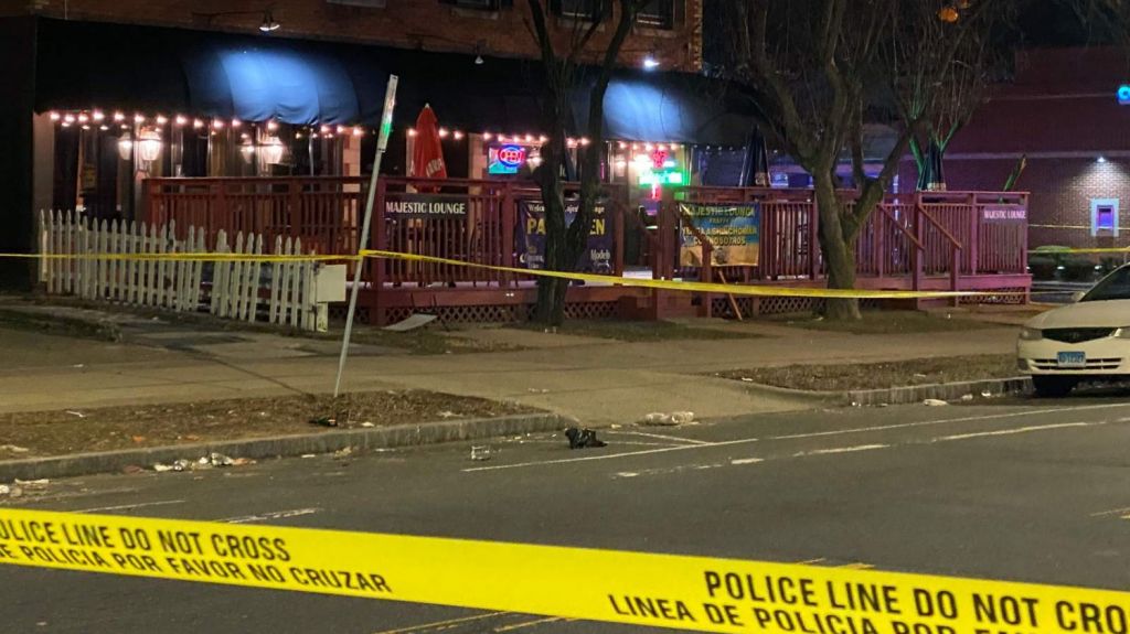  Tiroteo deja un muerto y 4 heridos en bar de Connecticut 