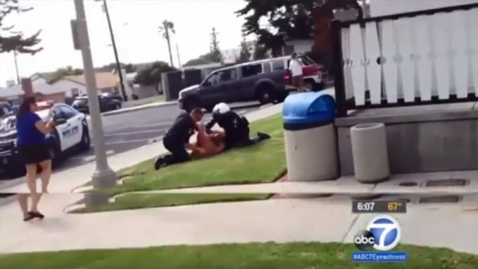 Video: PolicÃ­as de EE.UU. propinan puÃ±etazos a una mujer por no llevar el cinturÃ³n de seguridad