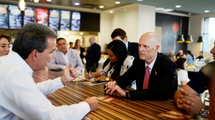 Gobernador de Florida se compromete a facilitar el desarrollo de El MesÃ³n SÃ¡ndwiches en ese estado