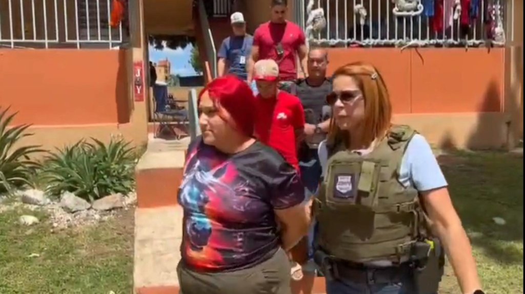  Video: Les tocaron la puerta y no era para venderle “Ollas” policía arresta a varios por drigas y armas 