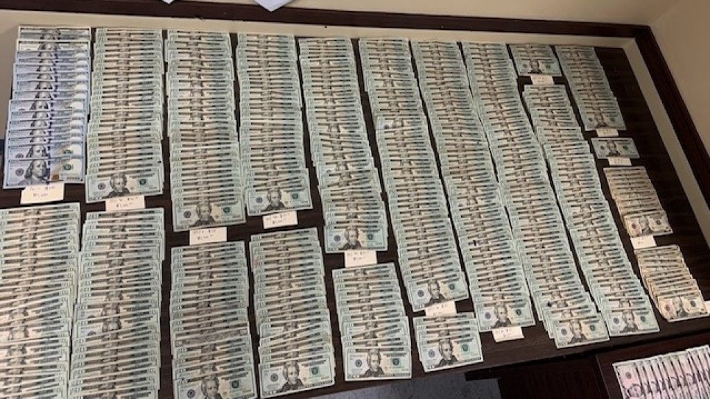  Confiscan casi 10 mil d&oacute;lares en medio de un registro vehicular en Juana D&iacute;az 