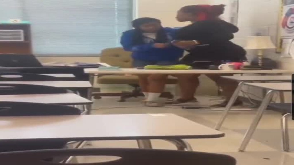  Pelea entre maestra y estudiante por un teléfono confiscado 