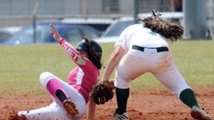 Yaheliz MuÃ±oz: primera jugadora en sacar la bola del parque de Colegio