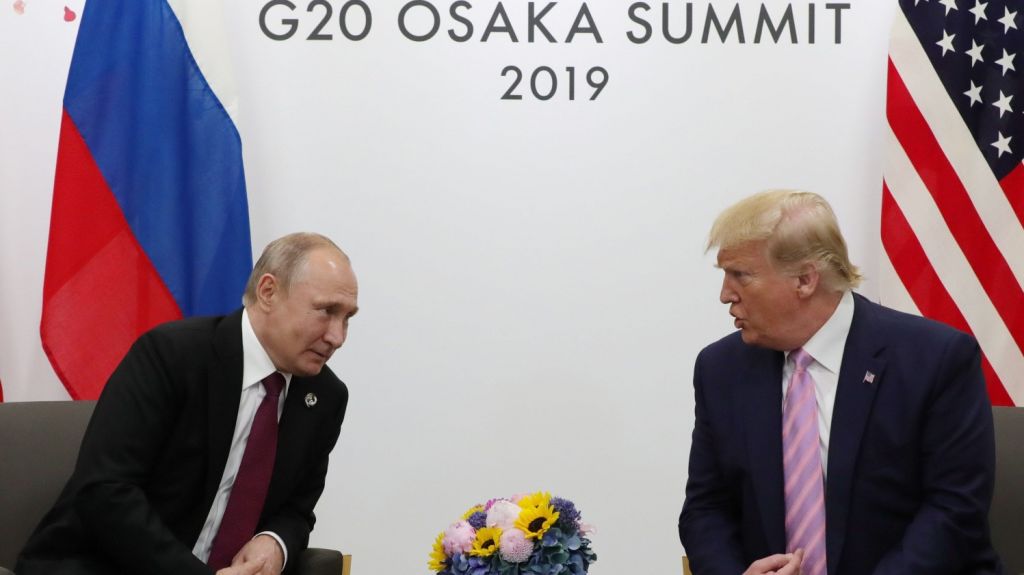  Trump se re&uacute;ne con Putin y le pide sarc&aacute;sticamente que no se meta en EE.UU. 