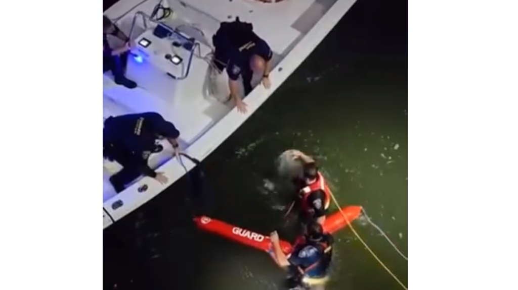  En video momento en que Bombero de Carolina se lanza al agua y salva a mujer en el Teodoro Moscoso 