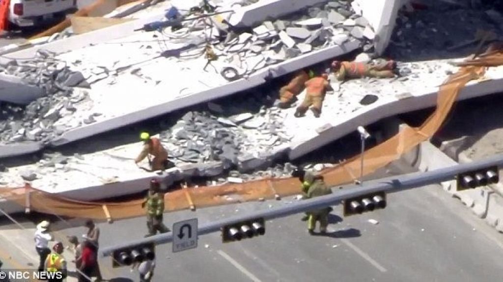  Varios muertos y atrapados tras el derrumbe de un puente peatonal en Florida&nbsp; 