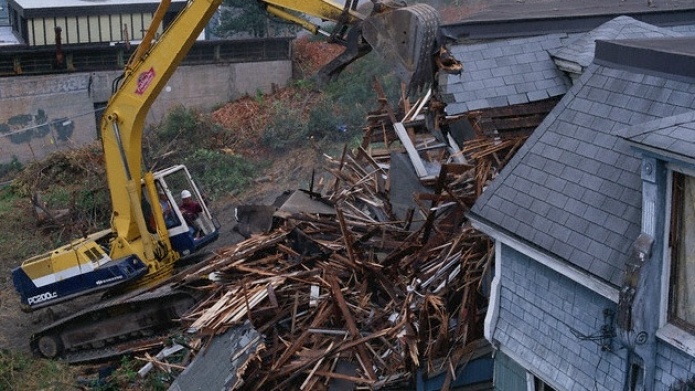 Un bÃºlgaro gasta su Ãºltimo dinero en derribar su casa para no dÃ¡rsela al banco
