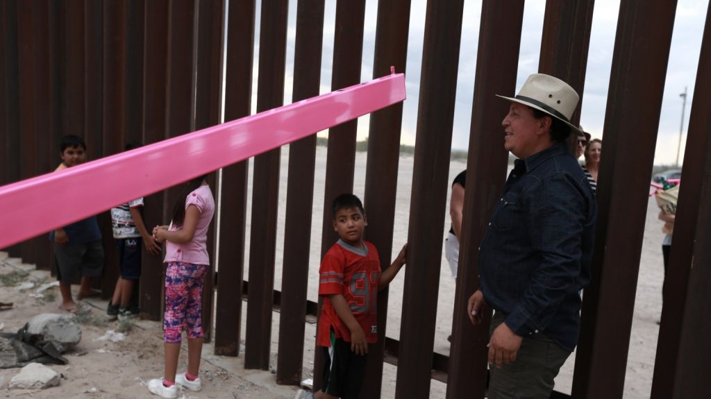  La historia del columpio que elimin&oacute; la frontera M&eacute;xico-EE.UU. por unas horas 