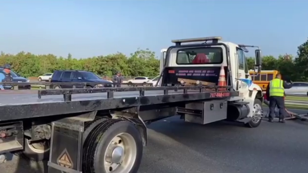  Video: Momento en que sacan veh&iacute;culo que cay&oacute; a la &ldquo;Charca&rdquo; del expreso 22 antes de Plaza Las Am&eacute;ricas 