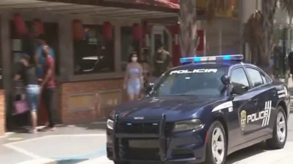  Video: Turistas en Condado ignoran a los polic&iacute;as cuando les piden que se pongan las mascaras 