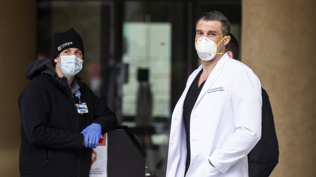  California sobrepasa los 900.000 casos positivos de covid-19 