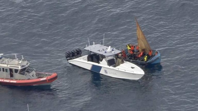 Bote es interceptado frente a costas del sur de Florida con 13 balseros
