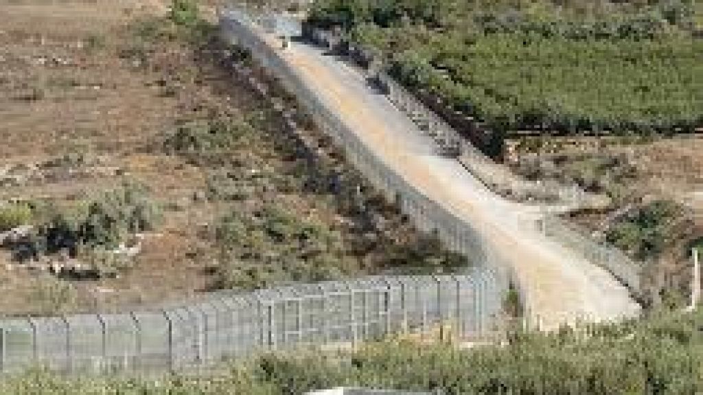  Vea video: Decenas de desplazados sirios se aproximan a territorio controlado por Israel 