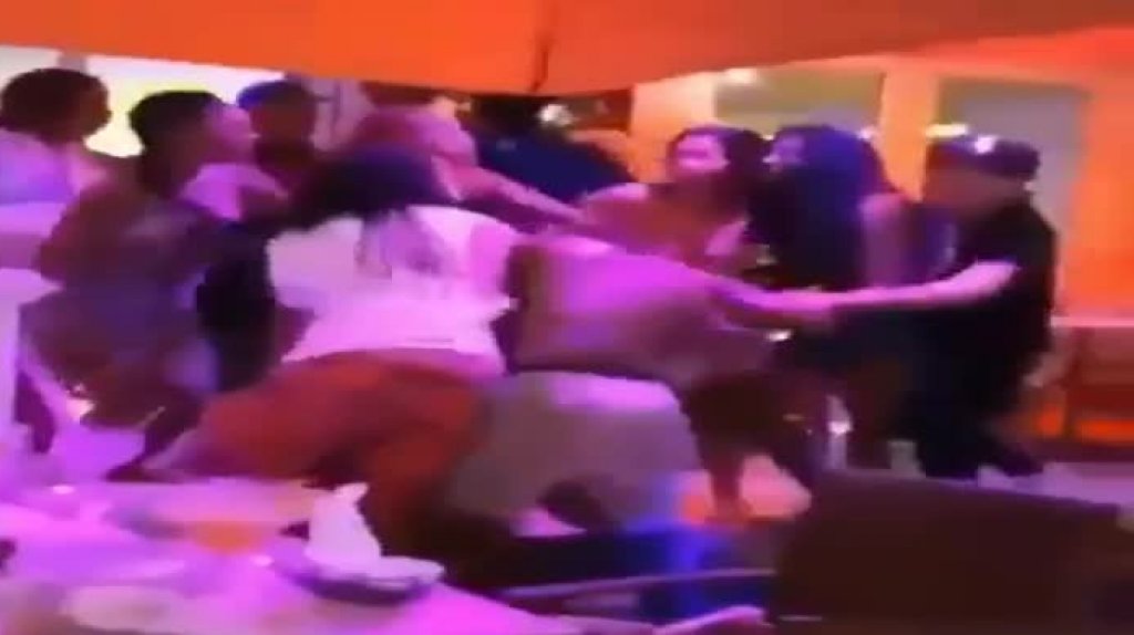  Video: Turistas forman un &ldquo;Royal Rumble&rdquo; dentro de un restaurante en Miami 
