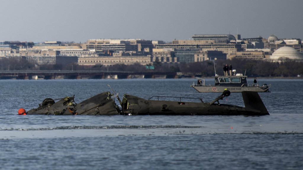 Arrestan a empleados de aeropuerto por filtración de vídeo de colisión mortal en Washington 