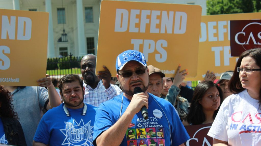  Juez bloquea la suspensi&oacute;n del TPS a migrantes de 5 pa&iacute;ses ordenada por Trump 