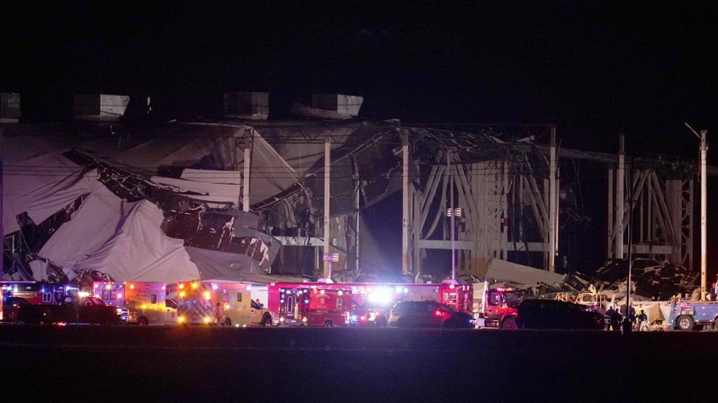  VIDEO:Un potente tornado deja al menos 50 muertos en Kentucky 