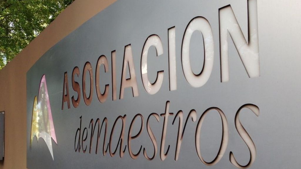  Asociaci&oacute;n de Maestros entrega cheques por servicarro a maestros jubilados entre enero y verano de 2017 