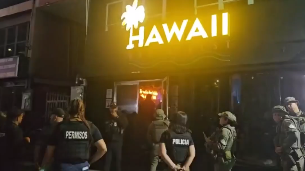 Video; Municipales y estatales ocupan armas durante intervenciones esta madrugada en negocios de San Juan 