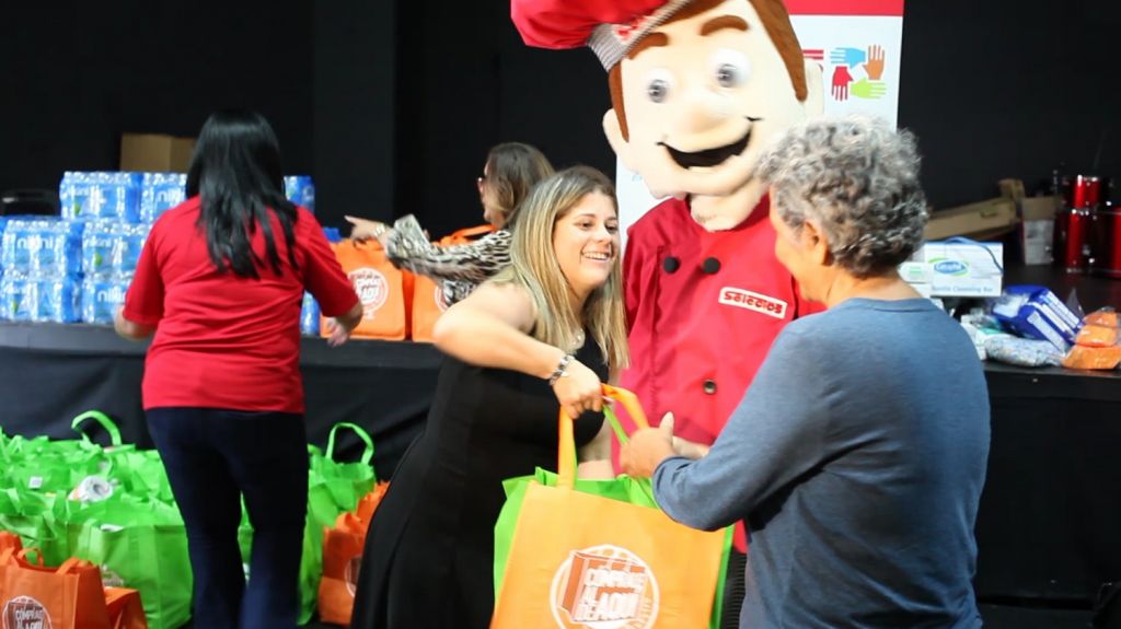 Empresarios entregan suministros para que familias de la comunidad San JosÃ© de RÃ­o Piedras puedan disfrutar de cena de AcciÃ³n de Gracias