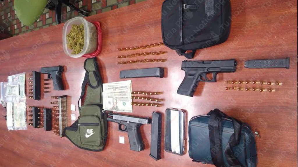  Varios arrestados con armas y drogas durante intervenci&oacute;n en estacionamiento de centro comercial en Aguadilla 