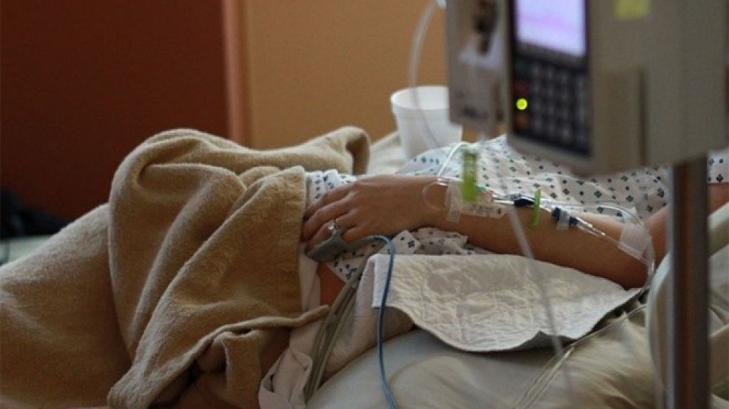  Doctor le arranca el &uacute;tero en lugar de la placenta, la paciente muere 