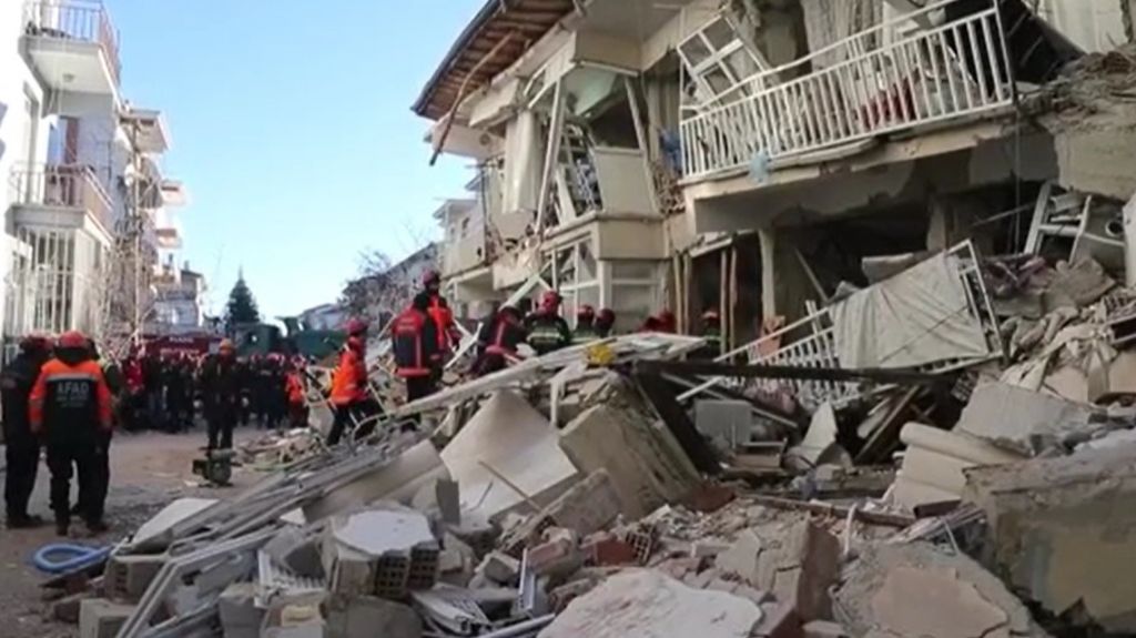  Video: Turqu&iacute;a busca sobrevivientes tras el terremoto, que deja al menos 29 muertos 
