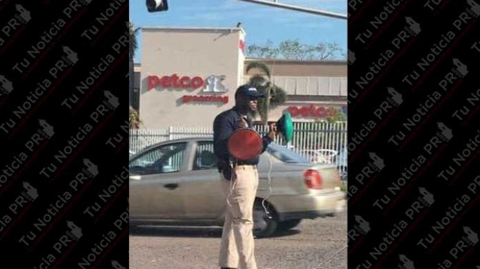  Viral foto de policÃ­a que utiliza semÃ¡foro roto para dar trÃ¡nsito en la 65 de infanterÃ­a  