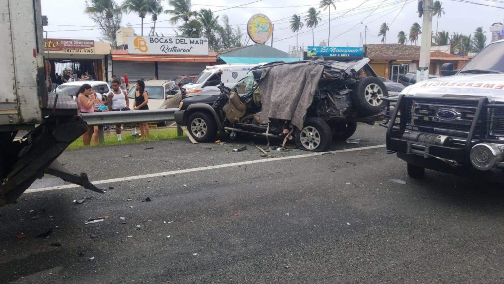  Video: Muere una mujer, otra mujer y una menor heridas luego que gruero provocara accidente en Luquillo 