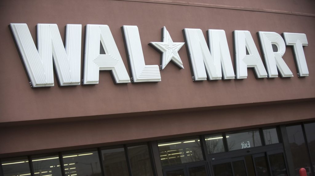  Despiden a dos empleados de Walmart por decir a un cliente "aprende ingl&eacute;s" 