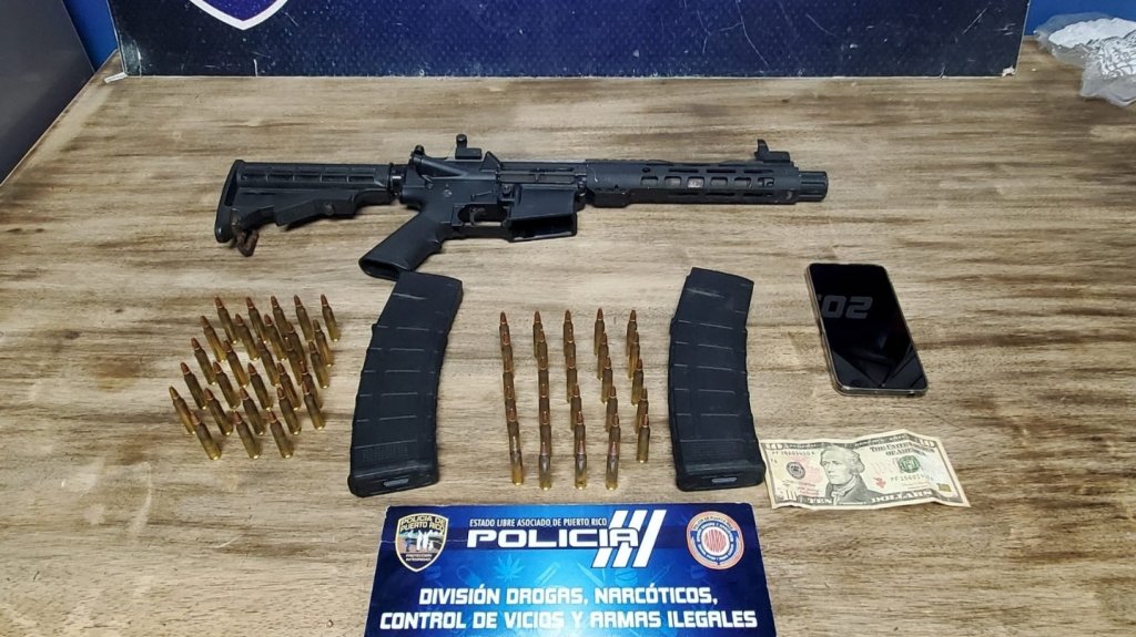  Arrestan a dos sujetos con armas y ocupan drogas en allanamientos en Fajardo 