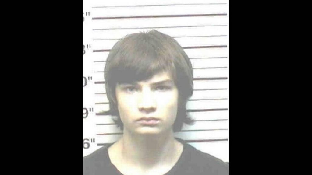  Menor llev&oacute; un bate a un paseo por el bosque con su amigo, pero no era para jugar b&eacute;isbol 