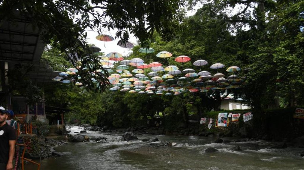  En video momento en crecida de rio en Republica Dominicana arrastra y mata varias personas 