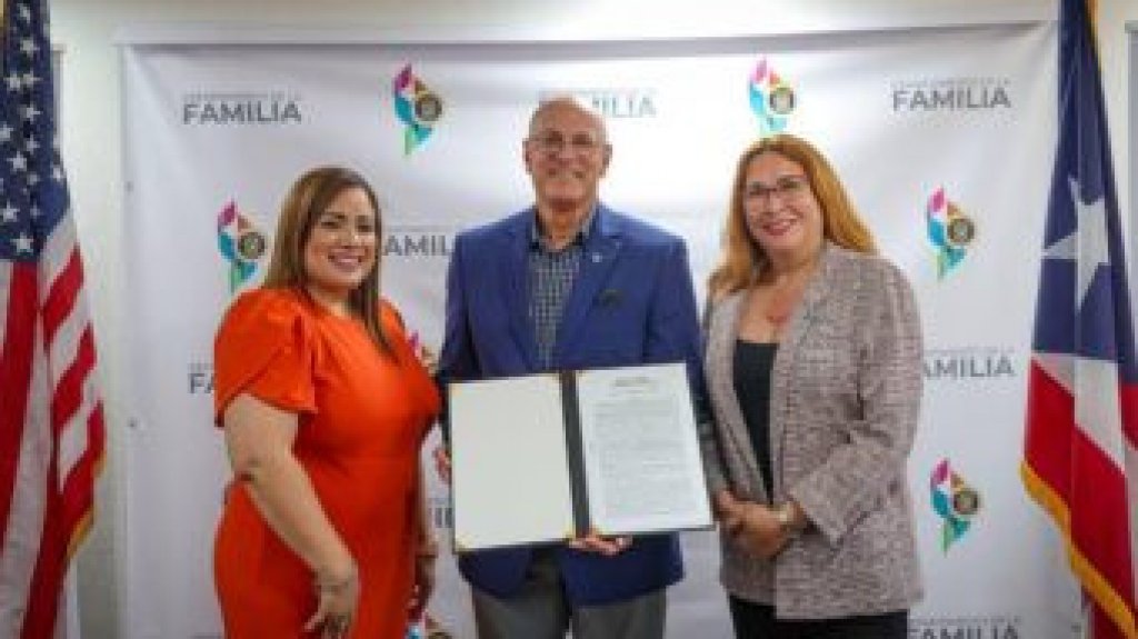  DRD y Familia firman Acuerdo para educar a jóvenes que estén bajo el programa de ADFAN 