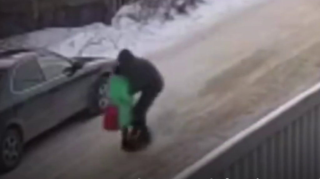  VIDEO: Un ped&oacute;filo secuestra a una ni&ntilde;a, y un adolescente la salva 