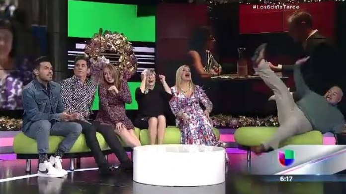 Video : Cae "Patas pa arriba" Ali Warrington durante transmisiÃ³n de programa en vivo 