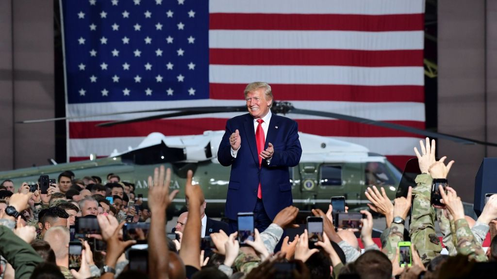  Trump promete que EE.UU. plantar&aacute; "pronto" su bandera en la Luna y en Marte 