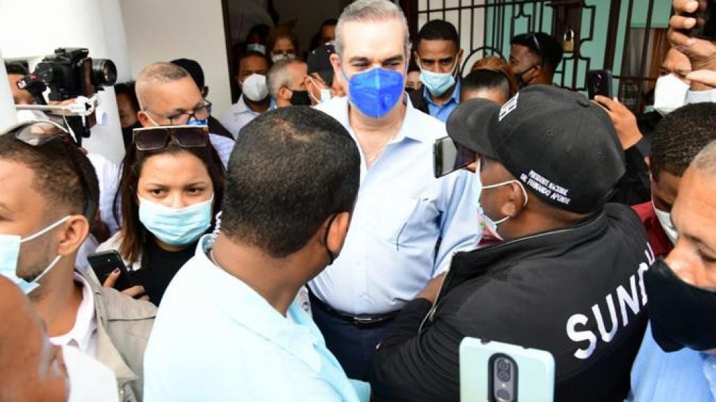  Abinader le echa un boche a un médico de SPM que pedía por una casa club 