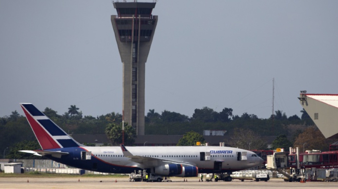 Congresistas de EEUU presentan proyecto para bloquear vuelos a Cuba