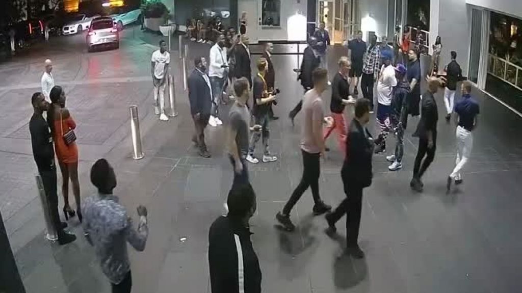  Video: Momento en que Conor McGregor, destroza el celular de un fanático 